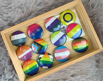 Boutons pour badge drapeaux de la fierté LGBTQ+ (25 mm/1 pouce) | Accessoires pour sacs à dos, sacs fourre-tout et tenues.