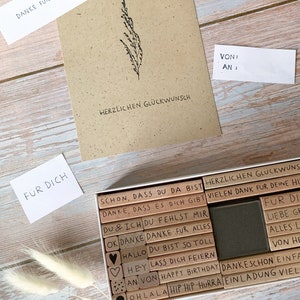 Set di timbri con testi in legno, design tedesco per cartoline fai da te, 31 pezzi immagine 5