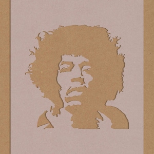 Pode incluir: Um estêncil de papel castanho de um músico com cabelo comprido e encaracolado. O estêncil é cortado na forma do rosto e do cabelo do músico.