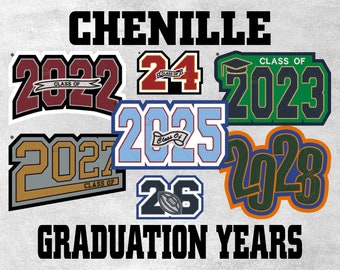 Op de afbeelding: Een grijze achtergrond met het woord "CHENILLE" in zwarte tekst. Er zijn meerdere patches voor het afstudeerjaar in verschillende kleuren en ontwerpen. De jaren zijn 2022, 2023, 2024, 2025, 2026 en 2027. De tekst "GRADUATION YEARS" staat in zwarte tekst onderaan de afbeelding.