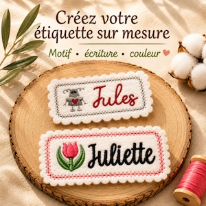Peut inclure: Deux étiquettes rectangulaires en feutrine blanche aux bords festonnés. L'étiquette supérieure présente un robot gris brodé avec un cœur rouge et le prénom Jules en rouge. L'étiquette inférieure montre une tulipe rose et le prénom Juliette en noir.