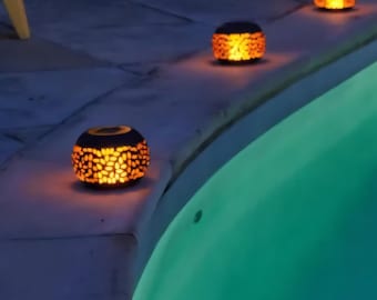 Latarnia Solar Flame w kolorze czarnym | Geometryczny wzór cięty laserowo, dekoracja zewnętrzna, patio, balkon, stół