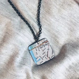Pendentifs NYC Travel Buddy, boucles d’oreilles pendantes, clous / édition limitée / bijoux personnalisés / personnalisables / conception de cartes de la ville / envie de voyager