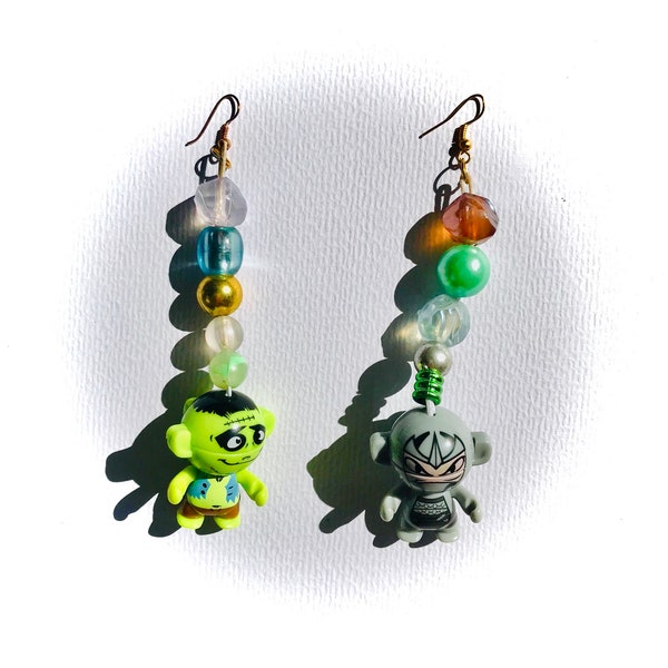 Boucles d’oreilles Little Monsters / Halloween / Pièces uniques faites à la main / Frankenstein et robot / Jouets pour enfants / Bijoux recyclés / Personnalisé / Drop and Dangle