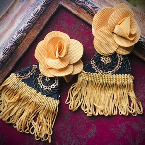 Roarin&#39; 20s Earrings/one of a kind jewellery/hand sewn/fine golden embroidery/mustard yellow roses&tassels/black lace/elegant accessoire