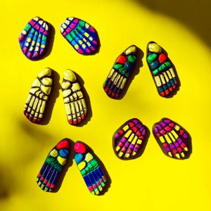 Skull Studs, original jewellery made of plaster of paris, hands and feet, different colours, hand painted, customisable, one of a kind
