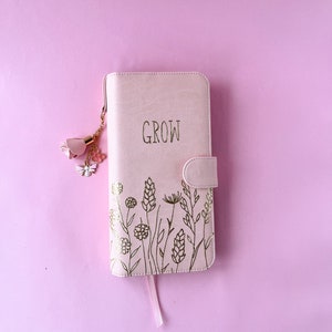 Miniportaplanificador feliz en rosa ruborizado y delgado con la frase “Grow”, miniportaplanificador delgado con diseño floral y cartera con diseño de flores silvestres