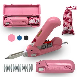 Könnte beinhalten: Ein rosafarbenes Kelvin.36SL Multifunktionswerkzeug-Set mit klappbarem Gehäuse, integrierter Wasserwaage, Maßband und verschiedenen Schraubendreher-Bits. Das Set enthält ein passendes rosa Etui, einen Beutel mit Kordelzug und zusätzliche Bits.