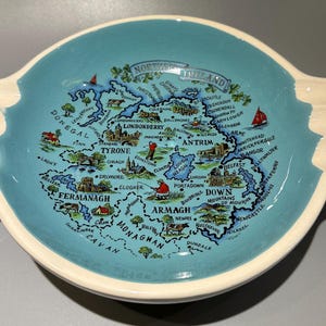 Vintage Keramik Nordirland 6 Notch Aschenbecher - Sandygate Pottery, Devon - Made in England - Schöne illustrierte Karte - Souvenir Aschenbecher