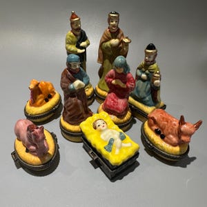 Zestaw kolekcjonerskich pudełek na tabletki z zawieszkami z ceramiki w stylu vintage na szopkę - pojemniki na drobiazgi na szopkę - ekspozycja na kosmetyki - ekspozycja świąteczna na Boże Narodzenie