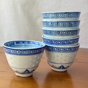 Vintage Chinese Blue & White Porcelain Rice Eyes Sake Cups Set of 6 Rice Grain Flower Pattern Tea Cups Jingdezhen China Ceramic