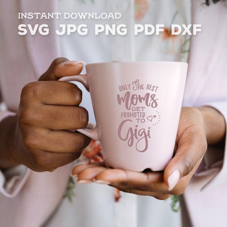 Może przedstawiać: R&oacute;żowy kubek do kawy z napisem "ONLY The BEST Moms GET PROMOTED TO Gigi" w r&oacute;żowych literach.