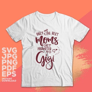 Może przedstawiać: Biała koszulka z napisem "ONLY The BEST Moms GET PROMOTED TO Gigi" w kolorze bordowym z symbolem serca.