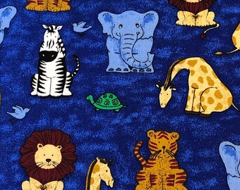 Puede incluir: Una tela azul con un patrón repetido de varios animales, incluyendo una cebra, una jirafa, un elefante, un león y un tigre. Los animales están todos en un estilo de dibujos animados y están rodeados de un fondo azul con un patrón sutil.