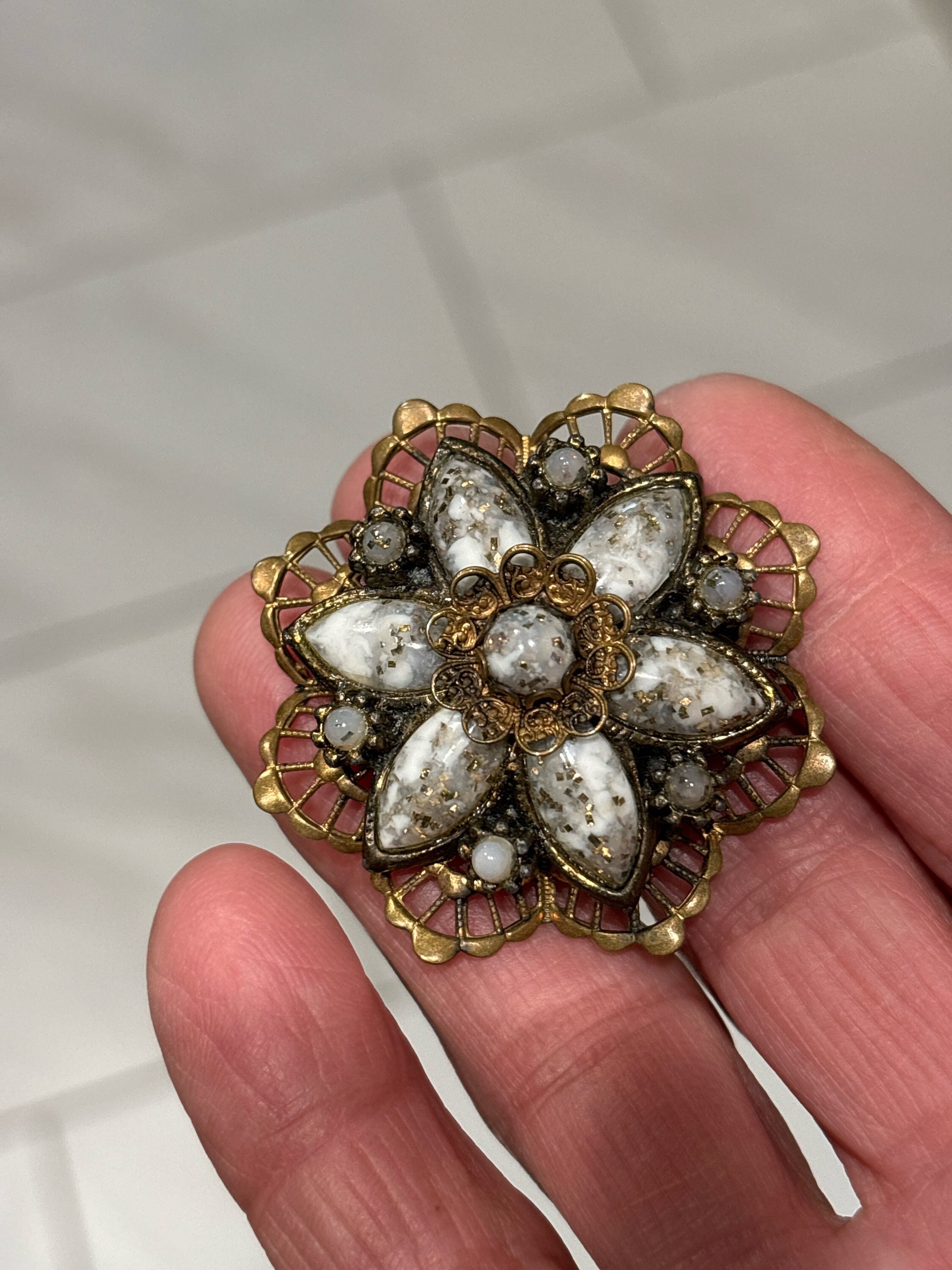 Brocue Ancienne Ajourée En Cuivre Avec Perles De Verre Blanc Et Rouge - Bijou Vintage #KN#K4