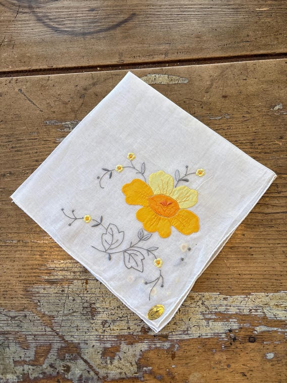 手刺繍入ちっちゃな タオルハンカチ【りす君と黄色いお花】 黄色い花がテーマのコットンハンカチ - Etsy 日本