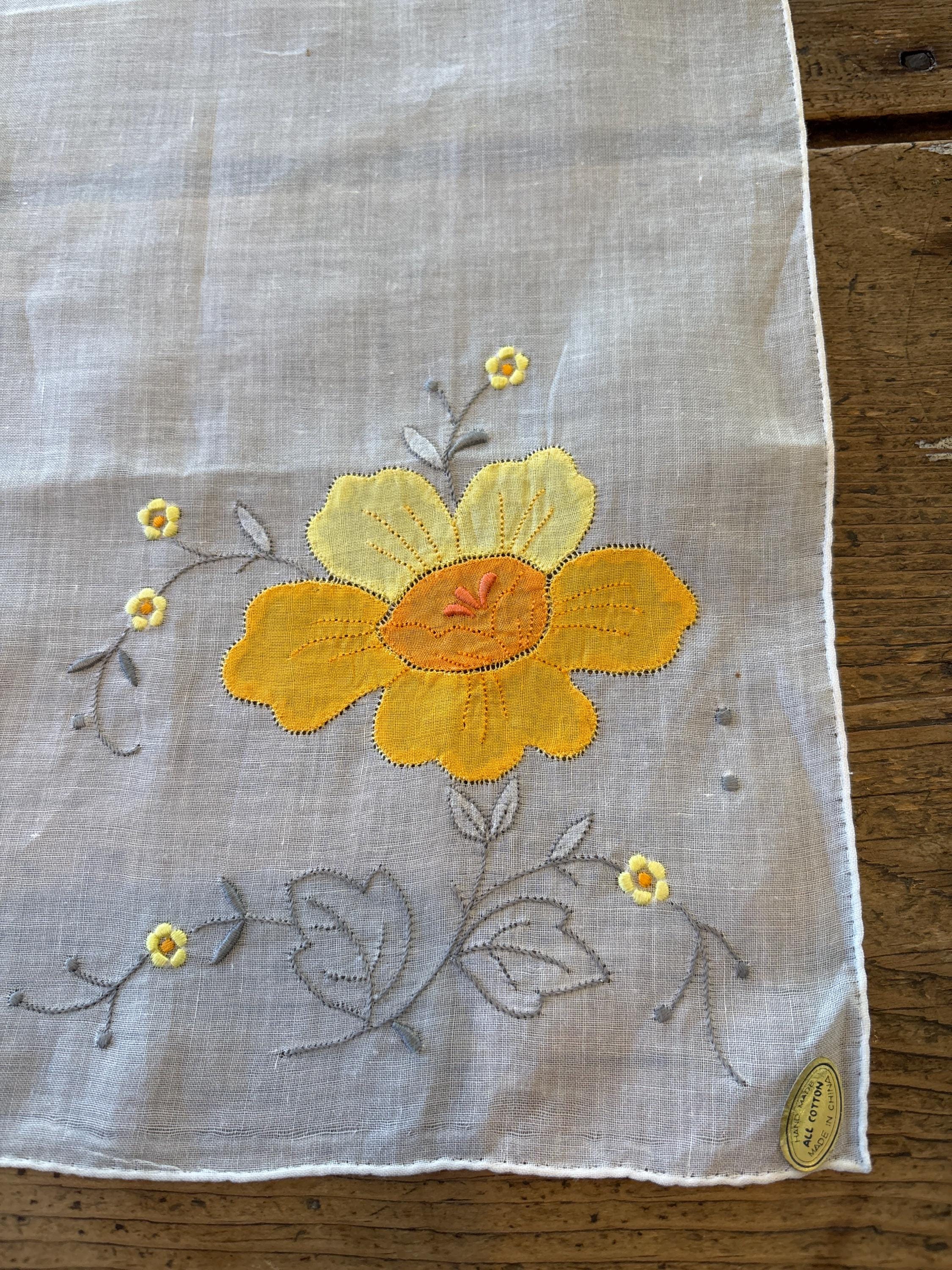 手刺繍入ちっちゃな タオルハンカチ【りす君と黄色いお花】 黄色い花がテーマのコットンハンカチ - Etsy 日本