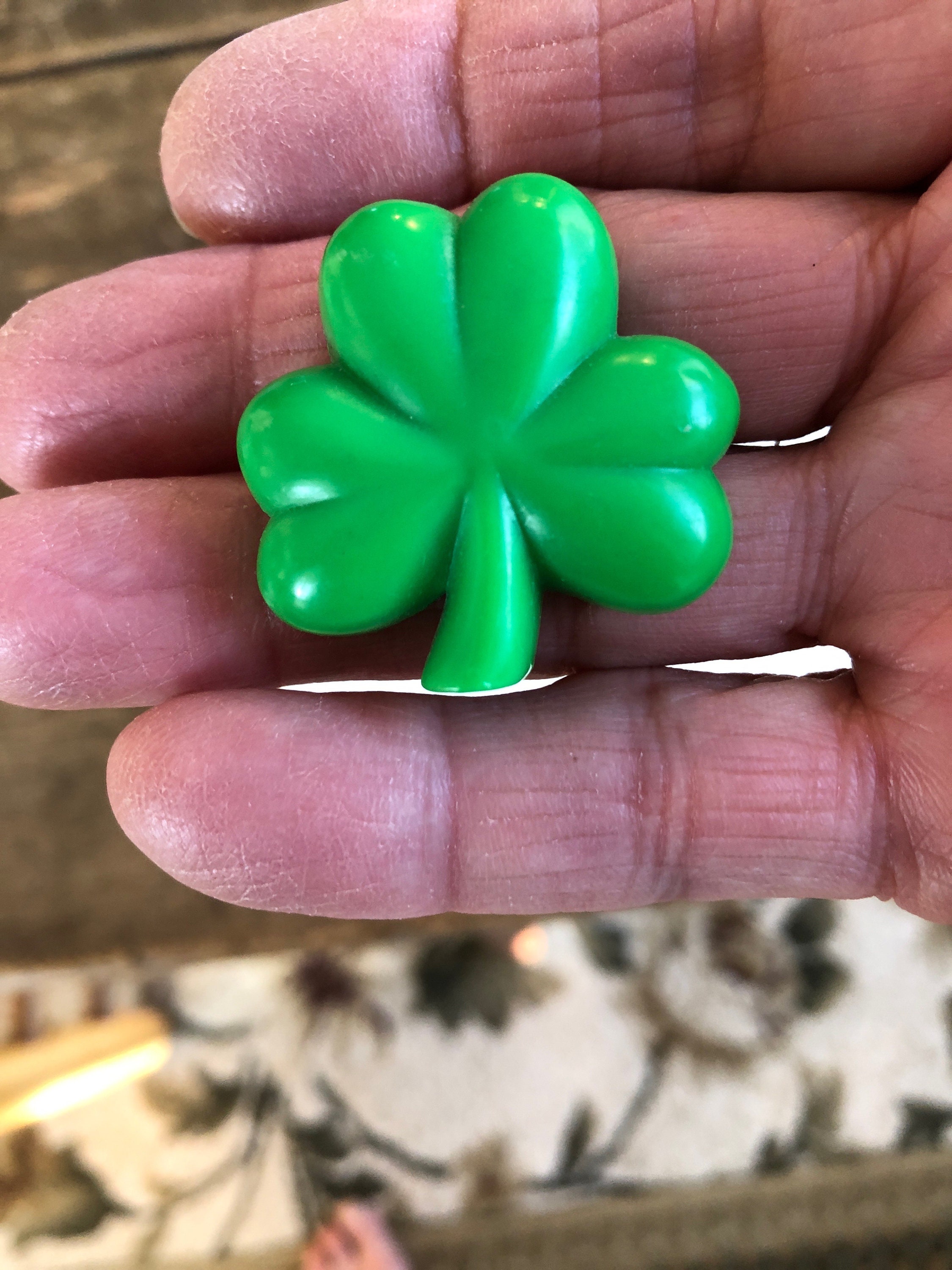 Felice San Patrizio giorno - Verde stampata quattro-foglia di trifoglio irlandese Foto stock Felice San Patrizio giorno - Verde stampata quattro-foglia di trifoglio irlandese Foto stock