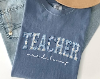 Comfort Colors® Personalisiertes Lehrernamen-Blumenhemd, künstliches Patchwork-Lehrer-T-Shirt, benutzerdefiniertes Lehrergeschenk, Lehrer-Team-Hemd