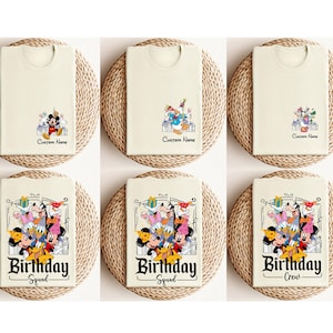 Puede incluir: Camisetas color crema con diseños de personajes de Disney. Algunas camisetas presentan a Mickey Mouse, Donald Duck y otros personajes con el texto "Custom Name". Otras camisetas tienen el texto "Birthday Squad" o "Birthday Crew".