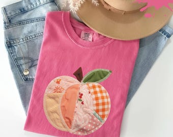 Camiseta Comfort Colors® de imitación patchwork color melocotón, camiseta de verano para mujer, camiseta con estampado de frutas color melocotón, estampado floral vintage de cuadros estilo granja.