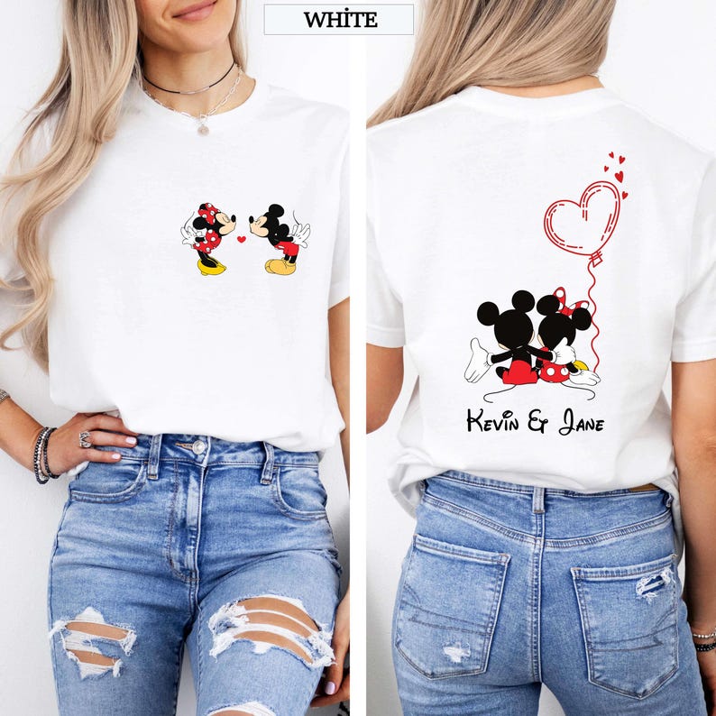 Puede incluir: Camiseta blanca con una imagen de dibujos animados de Mickey y Minnie Mouse bes&aacute;ndose. La parte trasera de la camiseta muestra a la pareja con un globo en forma de coraz&oacute;n y el texto "Kevin & Jane".