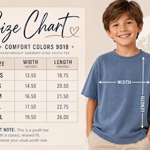 Puede incluir: Una tabla de tallas para una camiseta juvenil Comfort Colors 9018, que muestra medidas de ancho y largo en pulgadas para tallas de XS a XL, junto a la imagen de un joven con una camiseta azul con flechas de ancho y largo.