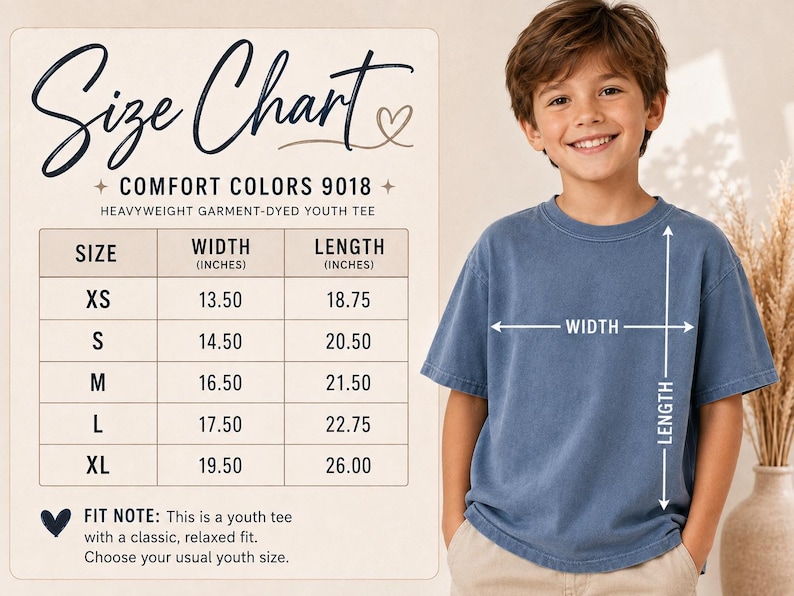 Puede incluir: Una tabla de tallas para una camiseta juvenil Comfort Colors 9018, que muestra medidas de ancho y largo en pulgadas para tallas de XS a XL, junto a la imagen de un joven con una camiseta azul con flechas de ancho y largo.