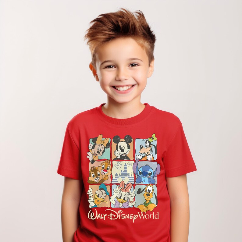 Peut inclure: Un t-shirt rouge avec un motif de grille repr&eacute;sentant des personnages Disney, dont Mickey Mouse et Donald Duck. Le texte "Walt Disney World" est imprim&eacute; en bas. Le t-shirt est port&eacute; par un jeune gar&ccedil;on.