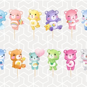 Peut inclure: Douze toppers de cupcake en forme d'ours de dessin animé colorés. Chaque ours a une couleur et un design différents, y compris un arc-en-ciel, un soleil, une étoile, une sucette, un cœur, un nuage, un trèfle, une clé, une fleur et un ballon.