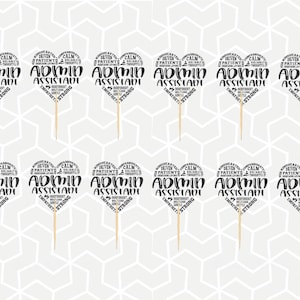 Puede incluir: Doce toppers para pasteles en forma de corazón en blanco y negro con el texto "Driven, Calm, Patient, Reliable, Thoughtful, Independent, Helpful, Loving, Gentle, Empathetic, Strong, Admin Assistant" impreso en ellos.