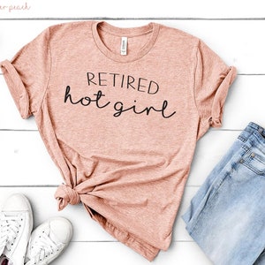 Camiseta de garota aposentada e atraente, camiseta para chá de panela, presente de noiva, camiseta para noiva - Wallet&Heart