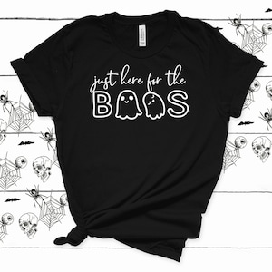 Camiseta Just Here For The Boos para mulheres | Camiseta Boo Halloween para meninas | Camiseta engraçada de Halloween | Camiseta fofa de fantasma | Wallet&Heart