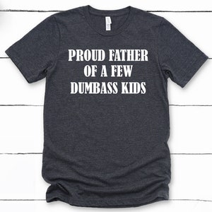 Camiseta "Pai orgulhoso de algumas crianças idiotas", "Criação de filhos engraçada", "Camiseta para o Dia dos Pais" | Wallet&Heart