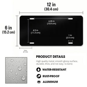 以下が含まれることがあります： 黒色のナンバープレート。長さ30.4cm、高さ15.2cmで、寸法が記載されています。製品の詳細には、耐水性、防錆性、アルミニウム製であることが記載されています。プレートの幅は15.8cmです。