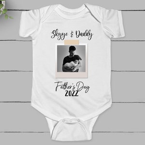 Polaroid Foto Vatertag, Baby Body, Baby Geschenk, Babykleidung, Babybody, Baby Geschenk, Baby Oberteil | Geldbörse&Herz