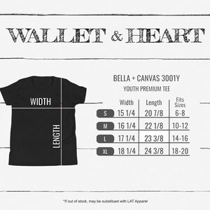 K&ouml;nnte beinhalten: Schwarzes T-Shirt f&uuml;r Jugendliche mit dem Text "WALLET & HEART" oben und einer Gr&ouml;&szlig;entabelle mit den Ma&szlig;en f&uuml;r Breite und L&auml;nge in Zoll. Die Tabelle umfasst die Gr&ouml;&szlig;en S, M, L und XL mit entsprechenden Passformen f&uuml;r die Altersgruppen 6-8, 10-12, 14-16 und 18-20.