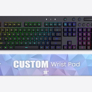 K&ouml;nnte beinhalten: Eine schwarze Tastatur mit regenbogenfarbener Hintergrundbeleuchtung und einer passenden Handballenauflage. Die Handballenauflage ist 45,7 cm lang und 10,2 cm breit. Der Text "CUSTOM Wrist Pad" ist auf der Handballenauflage aufgedruckt.