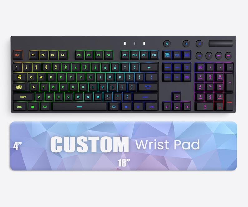 K&ouml;nnte beinhalten: Eine schwarze Tastatur mit regenbogenfarbener Hintergrundbeleuchtung und einer passenden Handballenauflage. Die Handballenauflage ist 45,7 cm lang und 10,2 cm breit. Der Text "CUSTOM Wrist Pad" ist auf der Handballenauflage aufgedruckt.