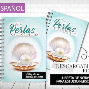 Könnte beinhalten: Zwei spiralgebundene Notizbücher mit hellblauem Einband, die eine Muschel mit Perlen und den Text "Mis Perlas Escondidas" zeigen. Die Notizbücher tragen den Text "Notas de mi estudio personal" und "Descargable PDF".