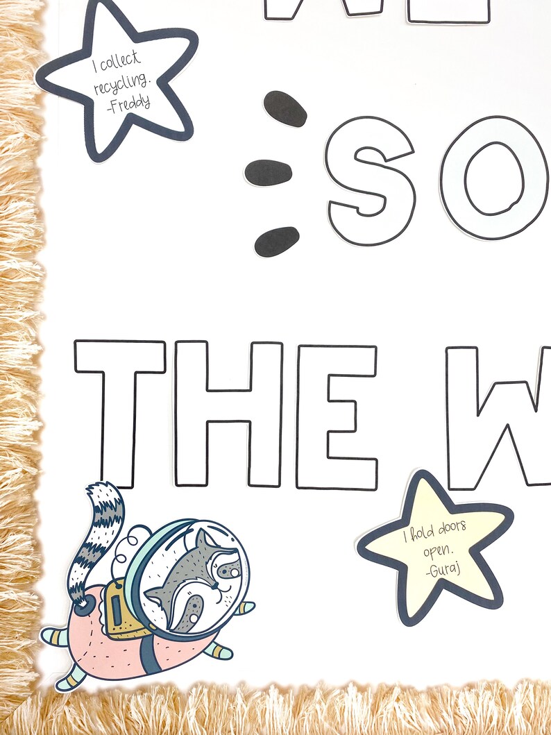 Puede incluir: Un p&oacute;ster blanco con las palabras "We are so the" y una ilustraci&oacute;n en blanco y negro de un mapache con un casco espacial. Hay dos estrellas amarillas con mensajes escritos a mano. Una estrella dice "I collect recycling - Freddy" y la otra dice "I hold doors open - Guraj".