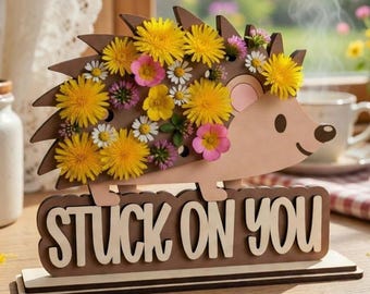 Soporte para flores con forma de erizo (archivo SVG) - Adorno para estante "Stuck On You" - Archivo de corte láser - Regalo para el Día de la Madre - Proyecto de manualidades para niños - Florero de madera