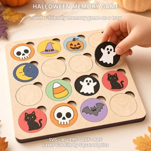 Può includere: Un vassoio quadrato in legno con fori circolari contenente pedine rotonde con icone di Halloween tra cui un teschio, un cappello da strega, una zucca, una luna, caramelle, un fantasma, un gatto nero e un pipistrello. Testo: HALLOWEEN MEMORY GAME.