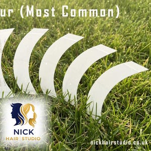 Op de afbeelding: Zeven witte, gebogen zelfklevende strips voor hairextensions zijn gerangschikt op groen gras. De tekst "CC Conntour (Most Common)" staat bovenaan. Een logo van Nick Hair Studio staat onderaan. De website is zichtbaar.