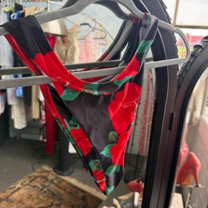 Bas de bikini à fleurs noir et rouge