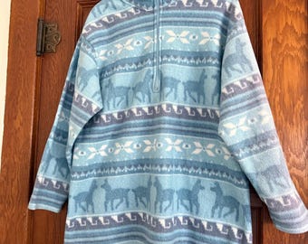 Suéter de lã polar azul e branco com zíper até o peito e estampas de alpaca ou veado.