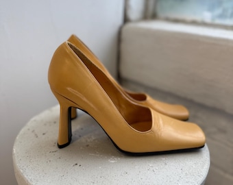 Tacones BCBG de piel amarilla vintage