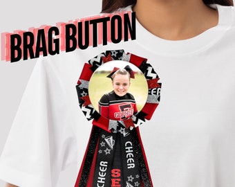 Può includere: Una maglietta bianca con un bottone di vanto da cheerleader rosso, nero e argento. Il bottone presenta una foto di una ragazza in uniforme da cheerleader, la parola "Senior" e megafoni da cheerleader.