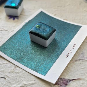 Tiefsee – Handgefertigtes Aquarell Halbe Pfanne | Ozeanblau-Türkis | Reiches, stimmungsvolles Aquarell von Crafterine