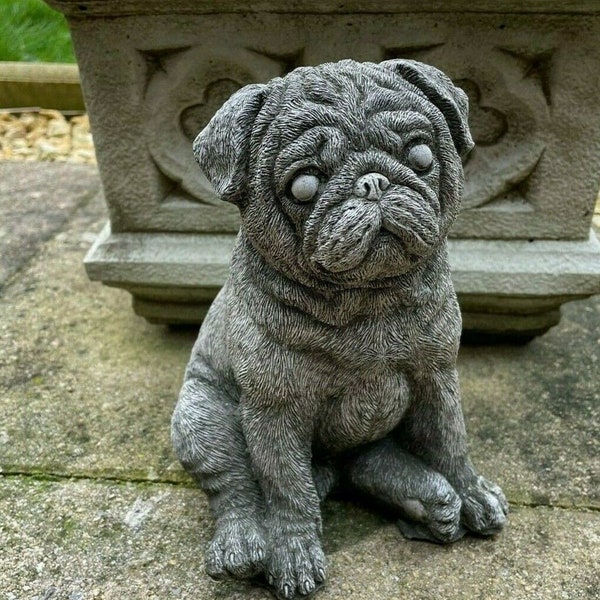 Zittend pug stenen beeld | Buitensteen puppy hond bulldog dier tuinornament